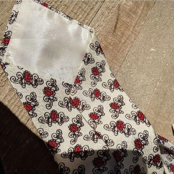 1940s Cardinal Necktie, white red and black scroll design with cardinal - Picture 5 of 5
